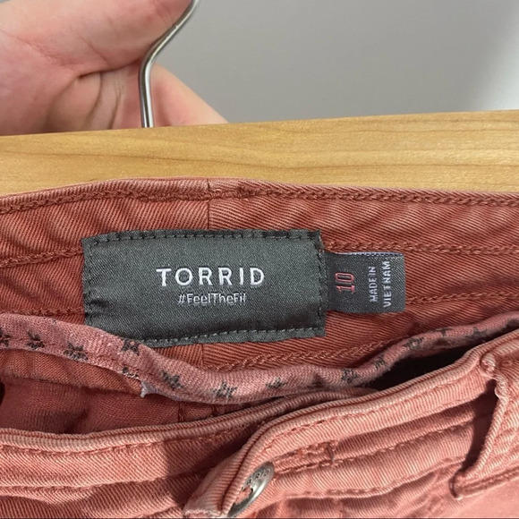 3 for $20 ⭐️ Torrid Marsala Red Military Twill Shorts - Picture 5 of 7